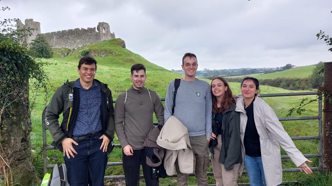 Sightseeing als Ausgleich zur Master-Arbeit: Christof Kälin (Zweiter von links) vor den Ruinen von «Castle Roche» im irischen County Louth.  