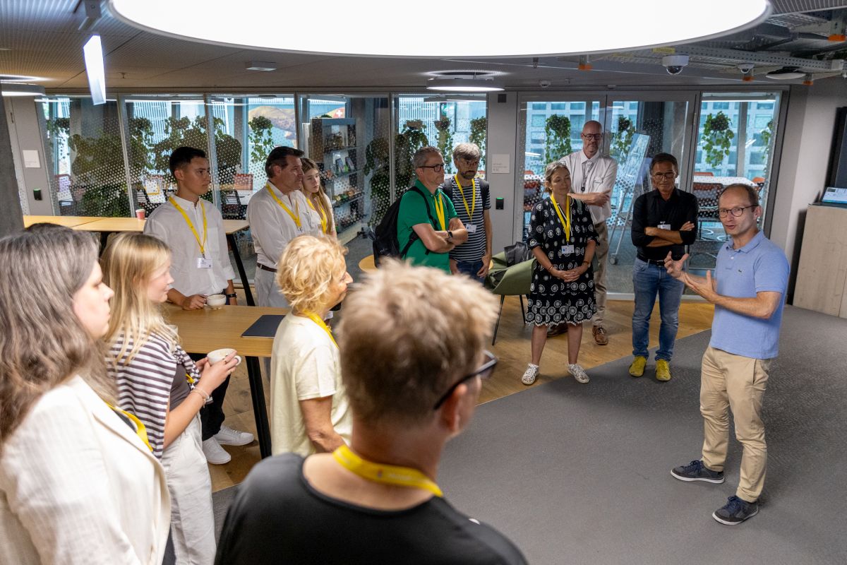 Primo Amrein, AI National Skills Director (rechts im Bild) eröffnete die Führung im Innovation Hub von Microsoft