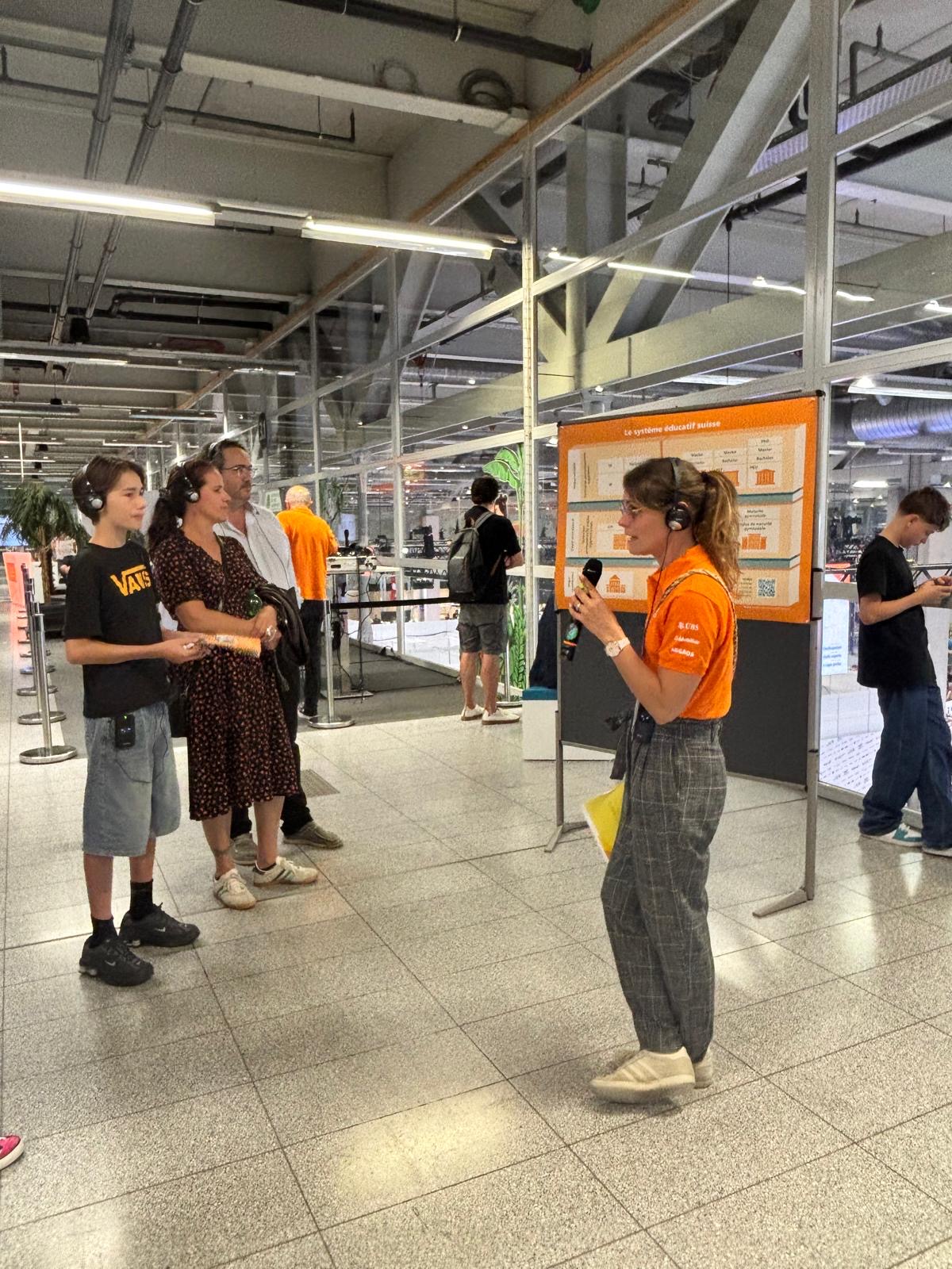 Aurélie Morand spricht zu ihrer Gruppe