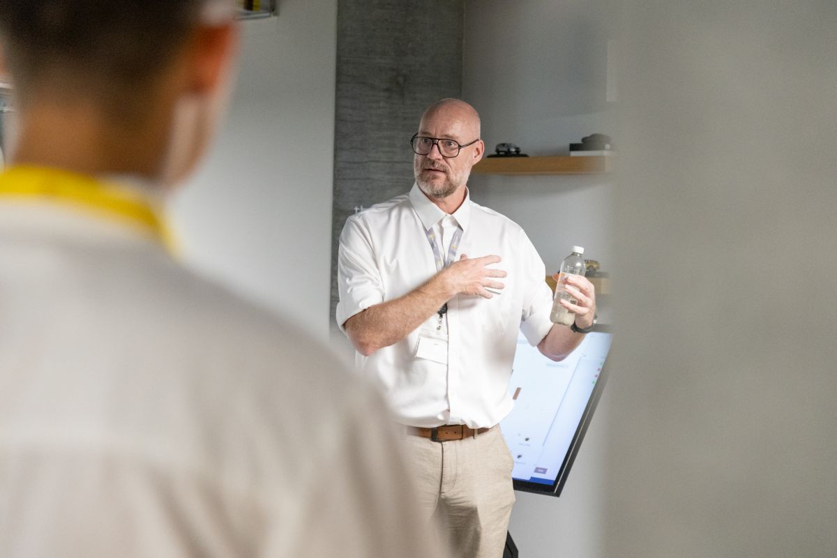 René Knoefel (Director Microsoft Innovation Hub) bei Microsoft Schweiz nahm sich die Zeit, selbst alle KI-Stationen zu erklären