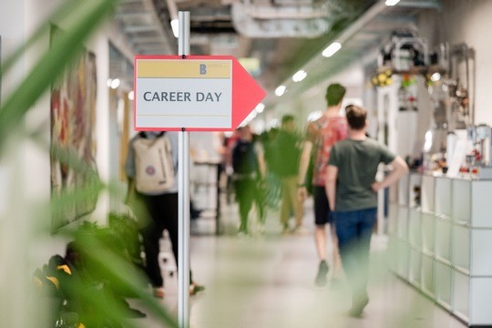 BFH Career Day 2026: Karriere starten, Kontakte knüpfen