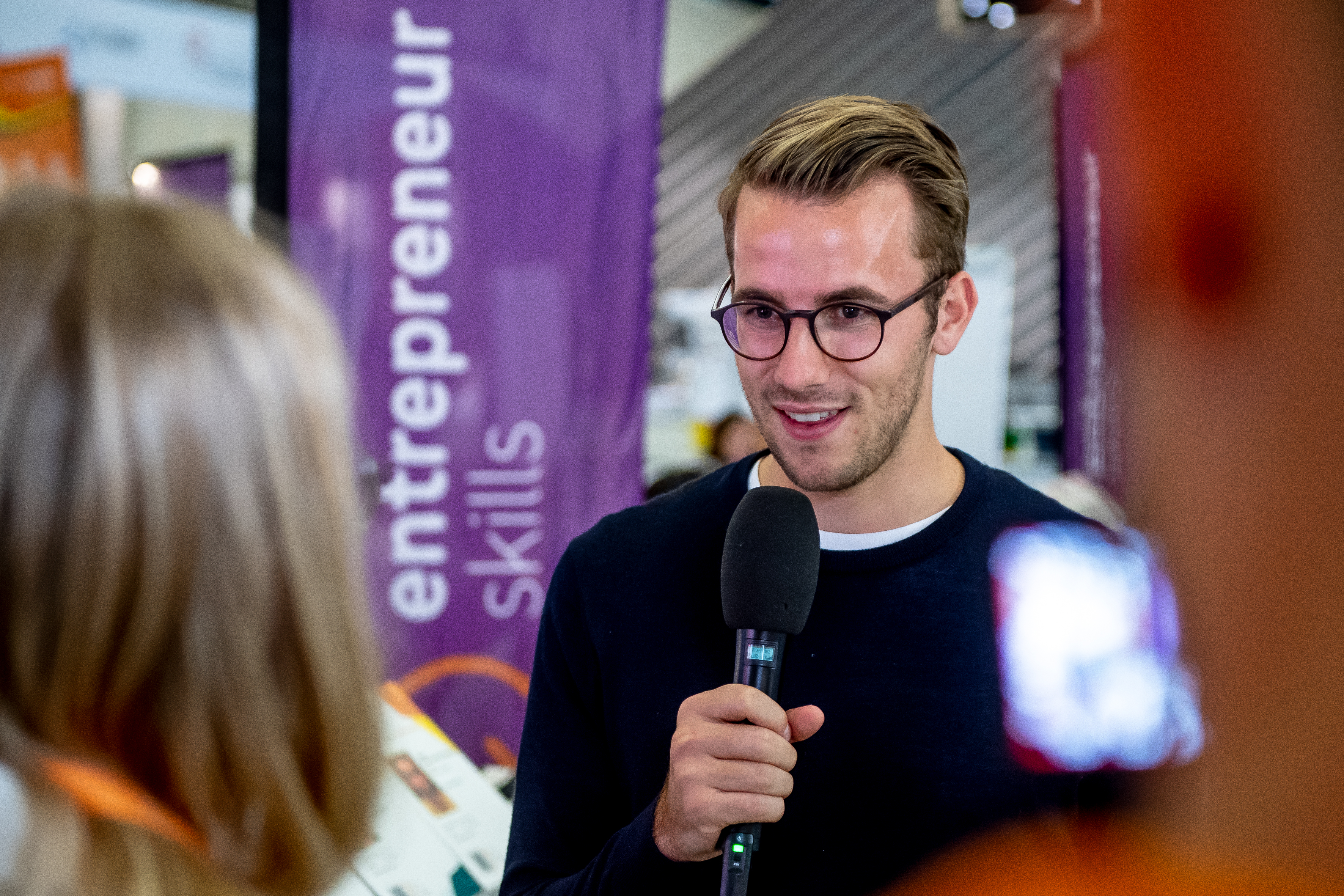 Andri Silberschmidt ist Präsident der IG EntrepreneurSkills und gab vor Kamera Auskunft, weshalb das unternehmerische Denken und Handeln wichtig ist