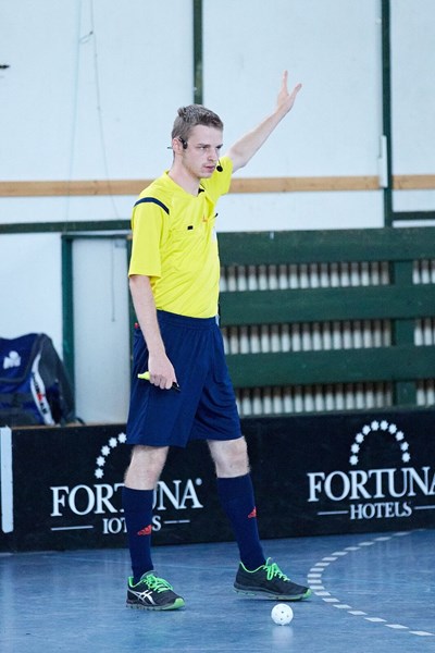 Schiedsrichter Dominik Bleisch im Einsatz. Foto: Michael Peter