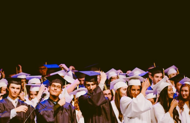 Sehen sich das erste Mal an der Abschlussfeier? Die Mitstudierenden trifft man bei einem Fernstudium eher selten.