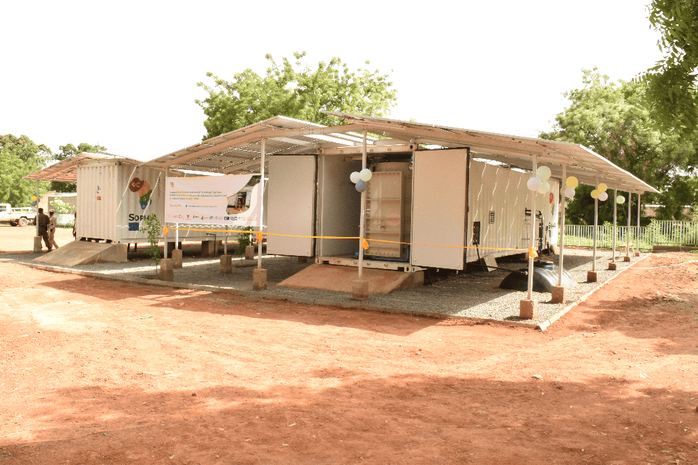 Wie Solartechnik der OST Spitäler in Afrika mit weit mehr als Strom versorgt 