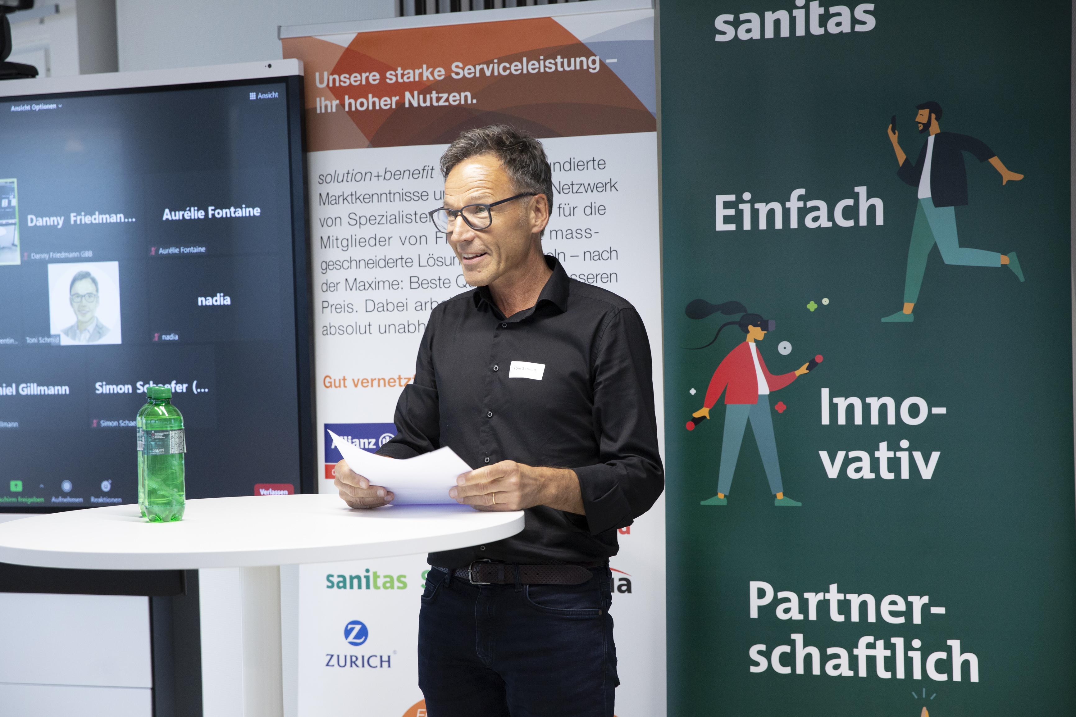 Geschäftsführer Toni Schmid verabschiedet mit grossem Dank Roger Abt und Chrisitan Ledermann aus dem Vorstand, Bild: Linda Pollari