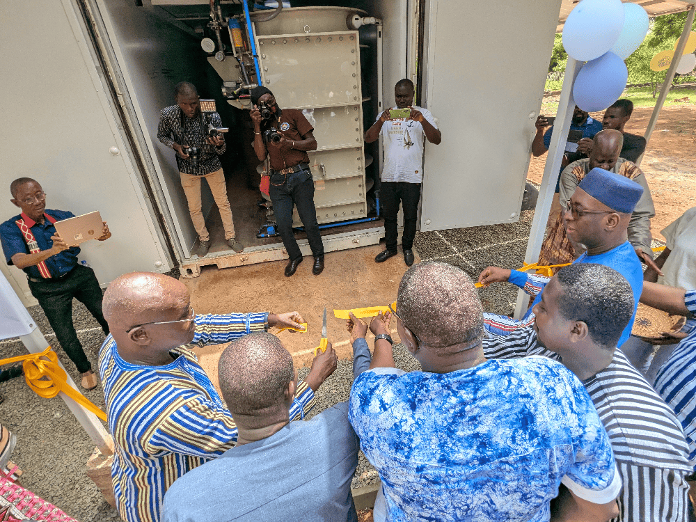 Die beiden SophiA-Container werden unter anderem vom Spital-Leiter eingeweiht; im Bild zu sehen ist der Wassercontainer