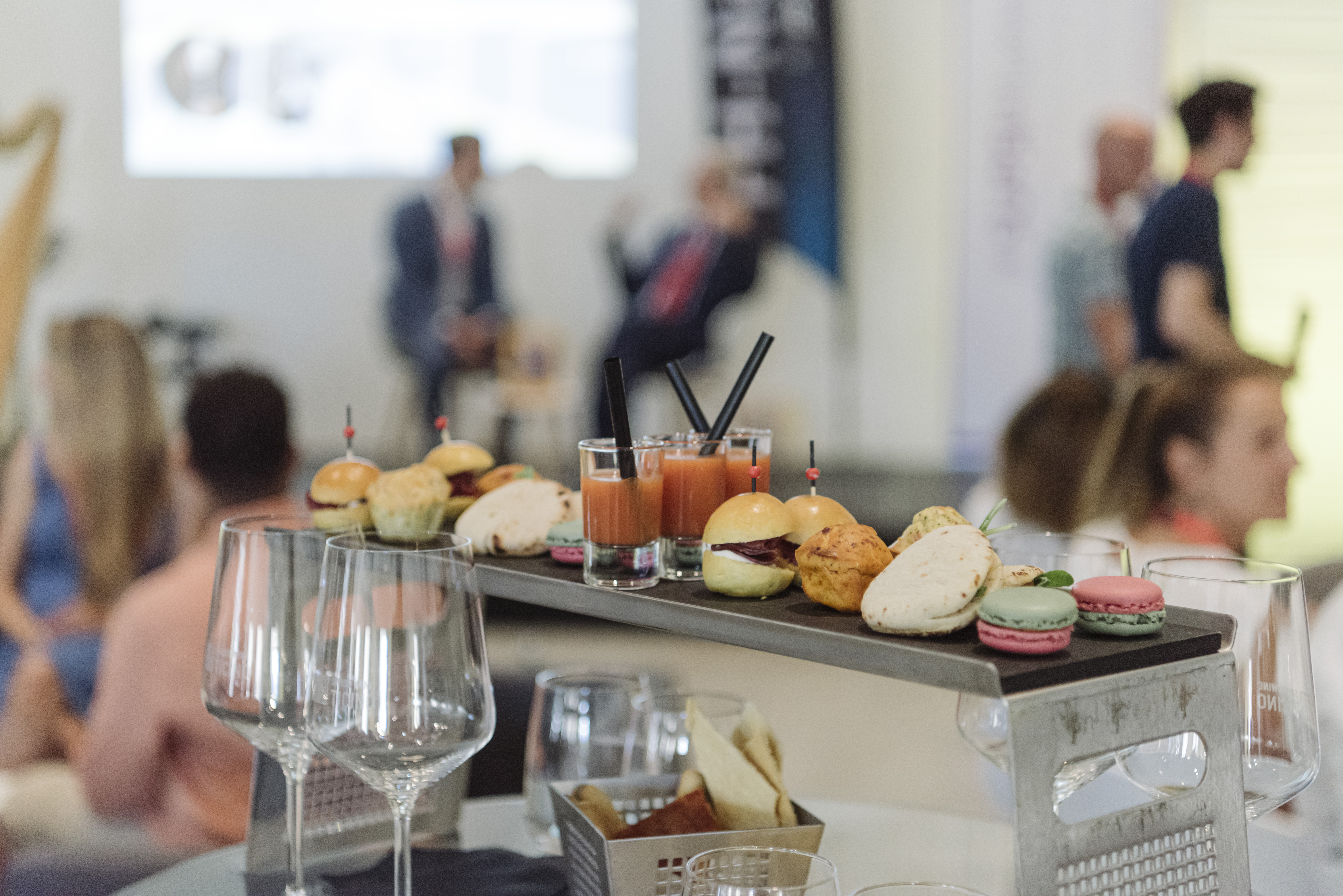 zwischenzeitlich; die Gäste treffen im PalaCinema ein, der Aperitivo steht bereits auf den Tischen