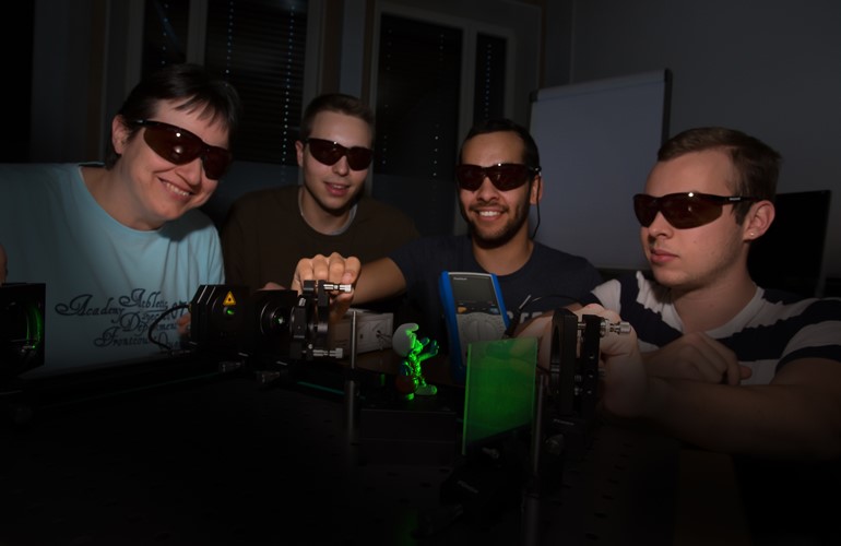 Photonics Studenten erstellen ein Hologramm.