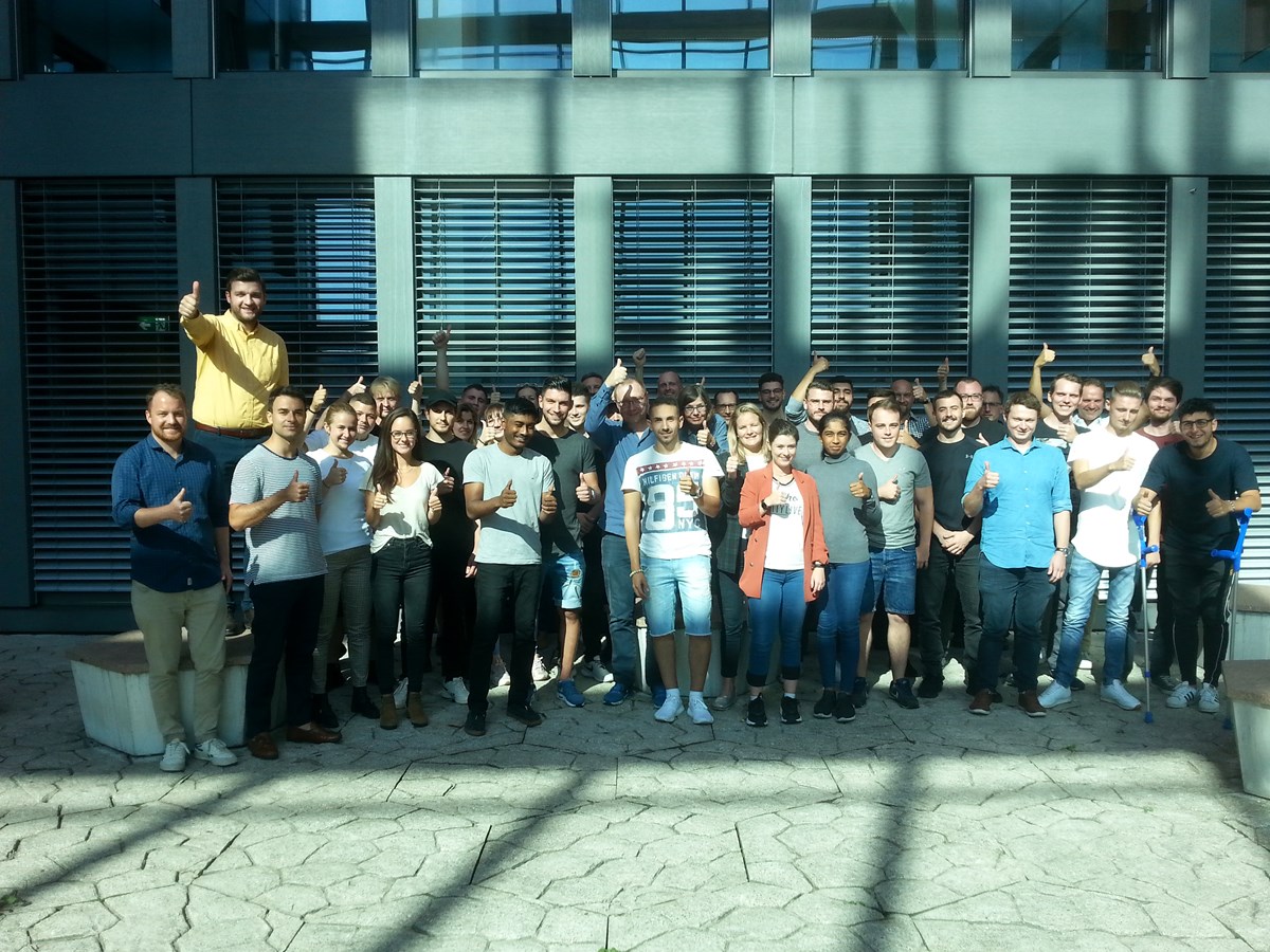 Elf Start-ups und 25 Studentinnen und Studenten vor der Hochschule für Wirtschaft Basel FHNW bei der Startveranstaltung.