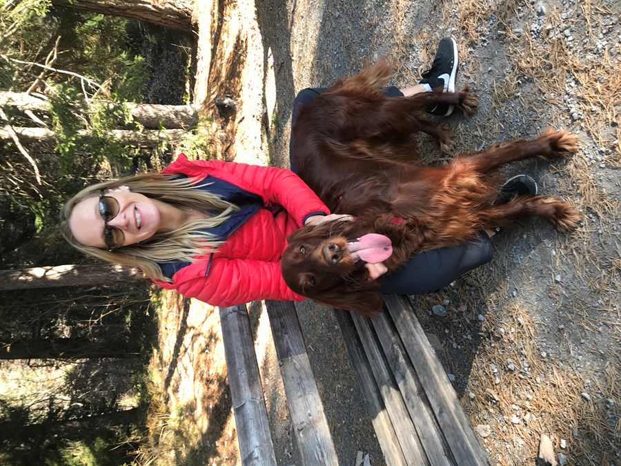 Wenn Carmen gerade nicht mit unseren Wirtschaftspartnern zusammenarbeitet, entspannt sie am liebsten bei einer Wanderung mit ihrem Wochentags-Hund.