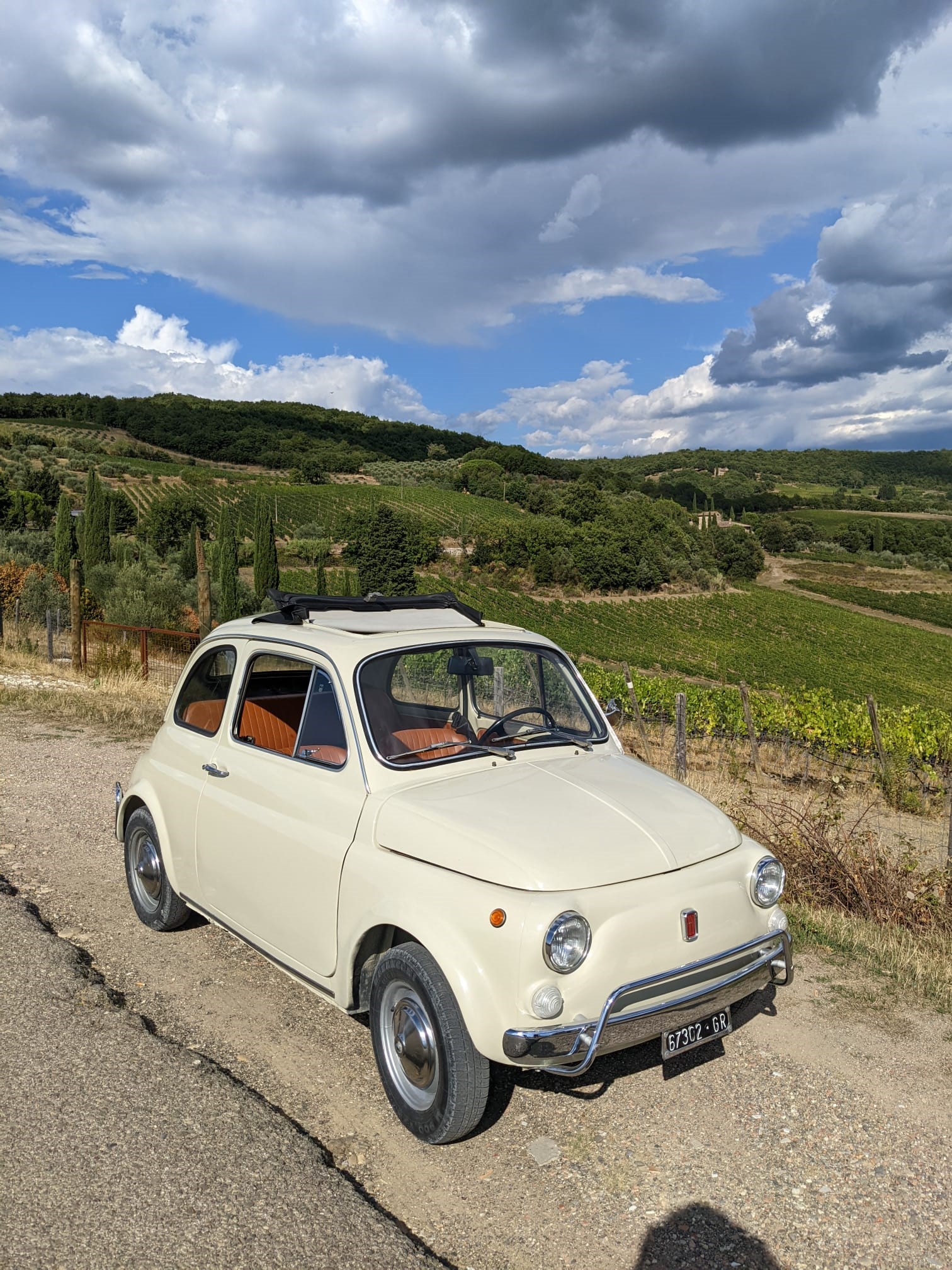 Selina: Mit einem alten Fiat 500 in mitten der toskanischen Weinberge. 