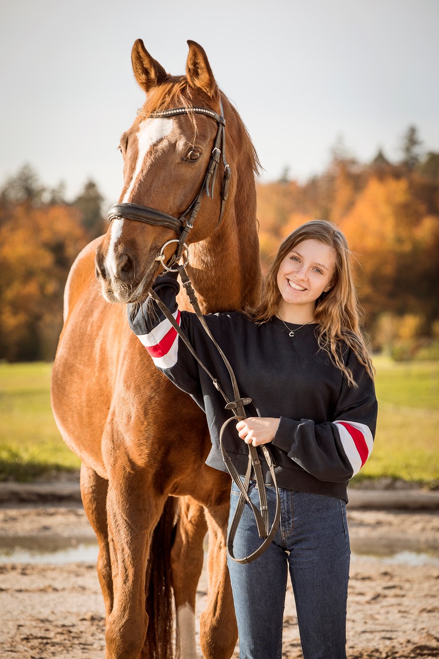 Claudia schätzt die Arbeit im Team und mit den Kunden sehr. Auch Herausforderungen nimmt sie gerne an, um an ihnen zu wachsen. Privat ist Claudia meist auf dem Reithof anzutreffen. Sie verbringt aber auch gerne viel Zeit mit Familie und Freunden.