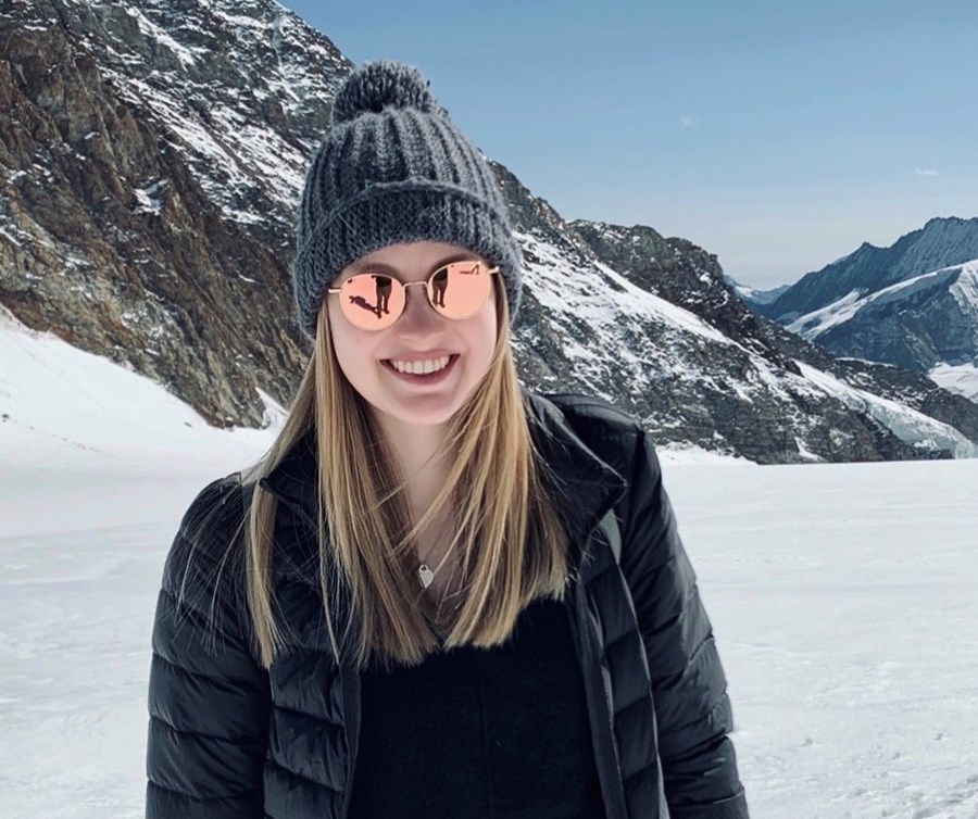 Selina mag es, in verschiedenen Bereichen tätig zu sein und mit diversen Personen zu arbeiten. Auch Privat ist Selina oft mit Familie oder mit Freunden anzutreffen. Egal ob Winter, Sommer, in der Heimat oder im Ausland.