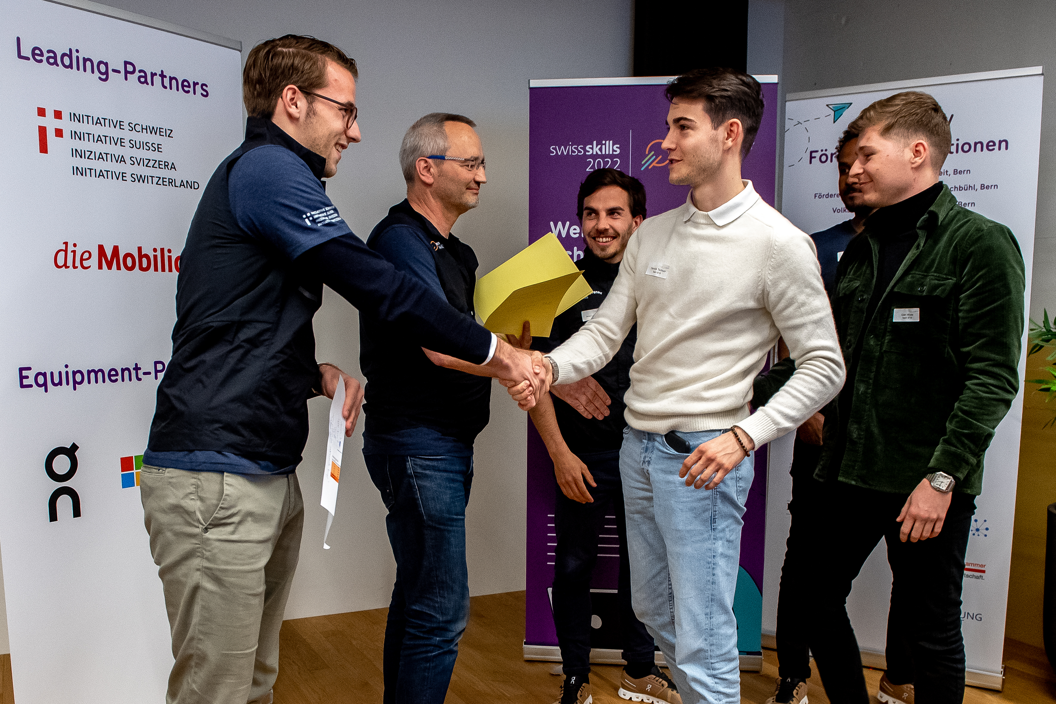 Andri Silberschmidt gratuliert Yannick Tschuor, Thomas Heimann Gian Wyss zur Qualifikation für die SwissSkills am Selektionstag in Bern