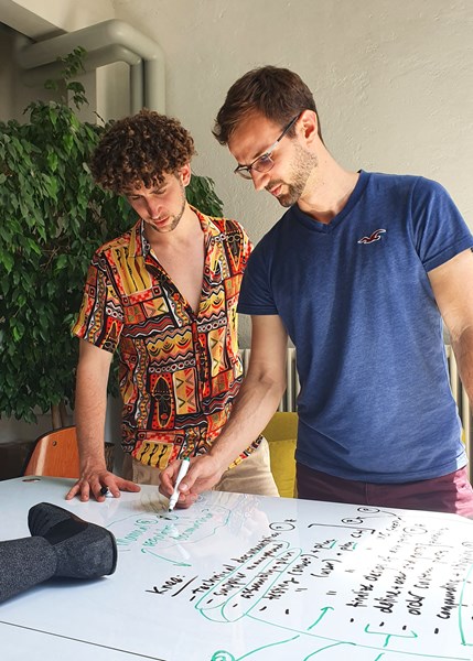 Ingenieuren Daniel und Max kontrollieren die finalen Daten für die Herstellung der Produktionswerkzeuge für die Circleg-Vorserie