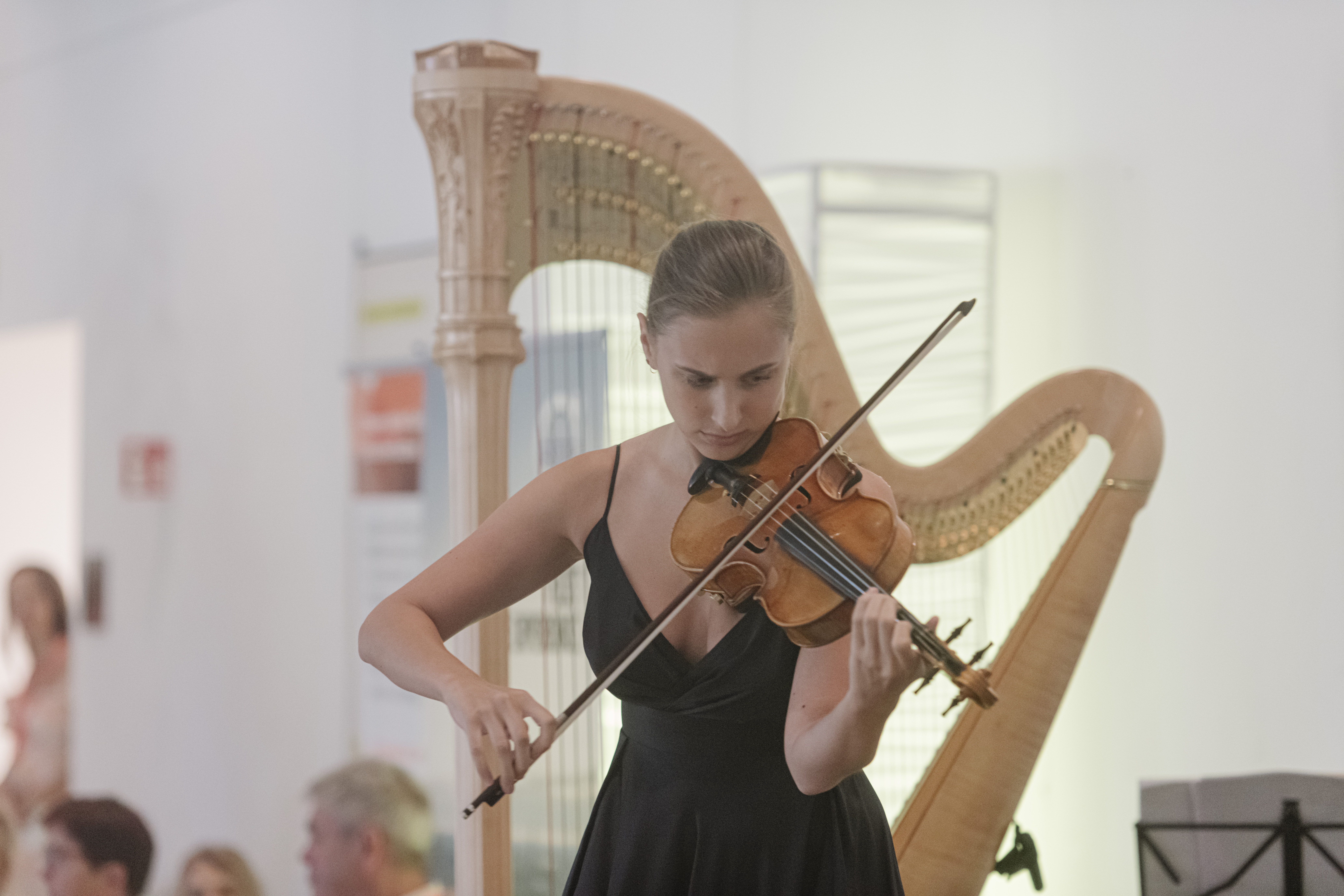 Francesca Bonaita spielt die Violine
