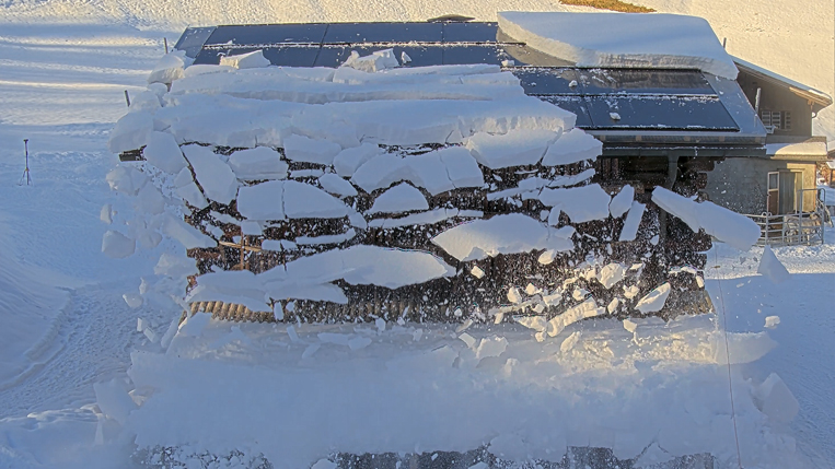 Schnee weg – Strom her: Mehr Winterstrom aus Photovoltaik dank schneefreien Dächern 
