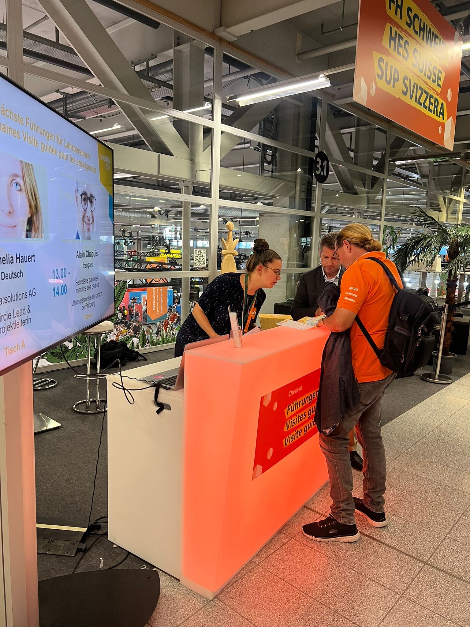 Armin Baumann wird am Welcome-Desk vom Team empfangen