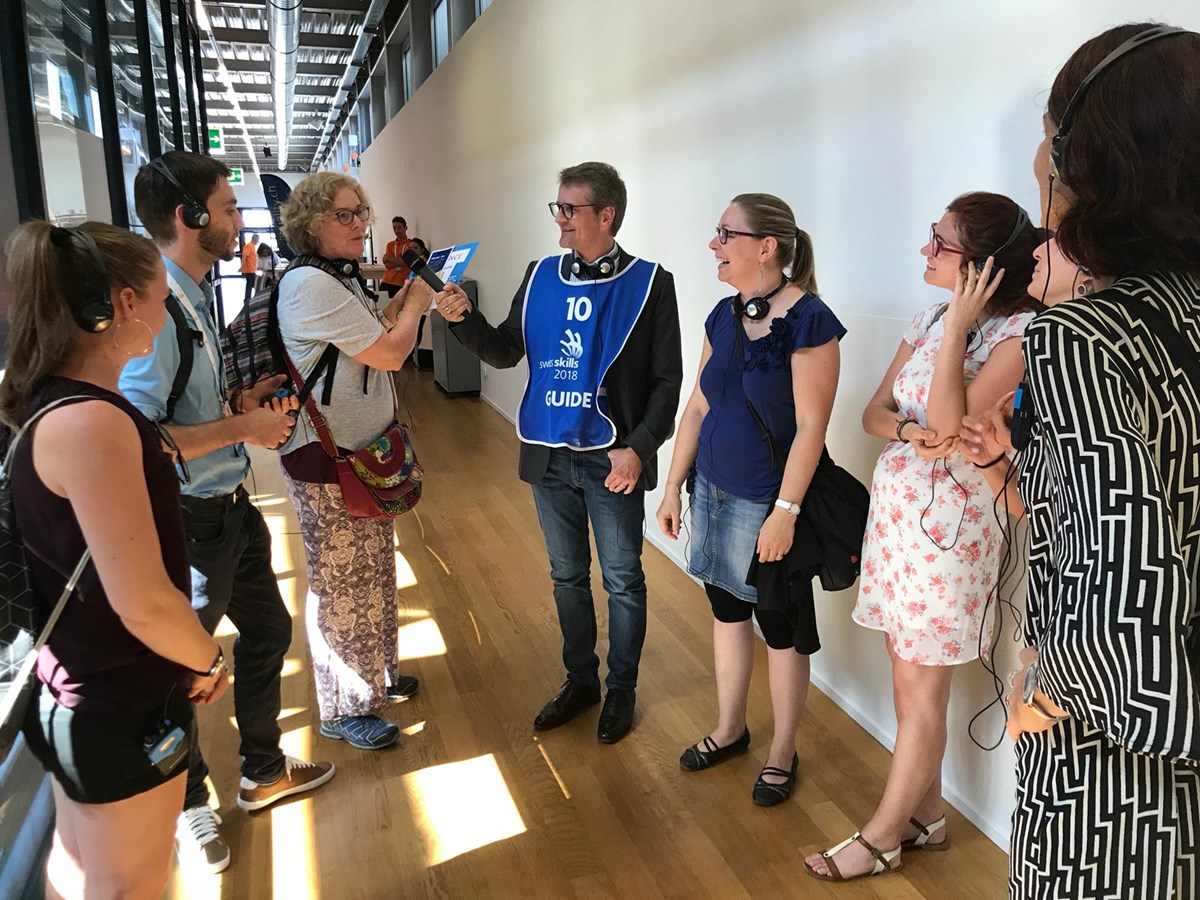 FH-Botschafter Jörg Hertig im Gespräch mit seinen Führungsteilnehmenden an den SwissSkills 2018