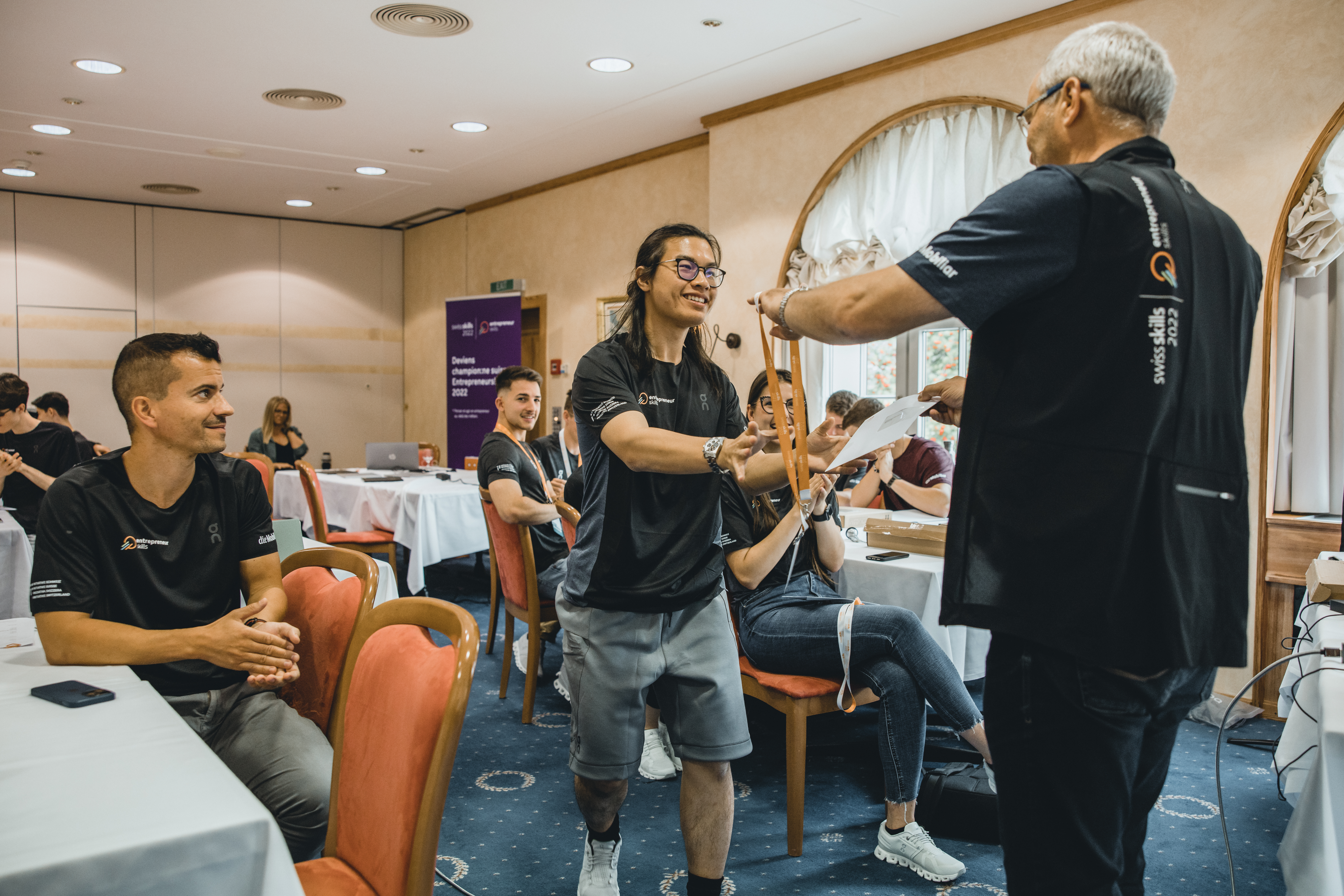 Ray erhält die Zugangskarte für die SwissSkills