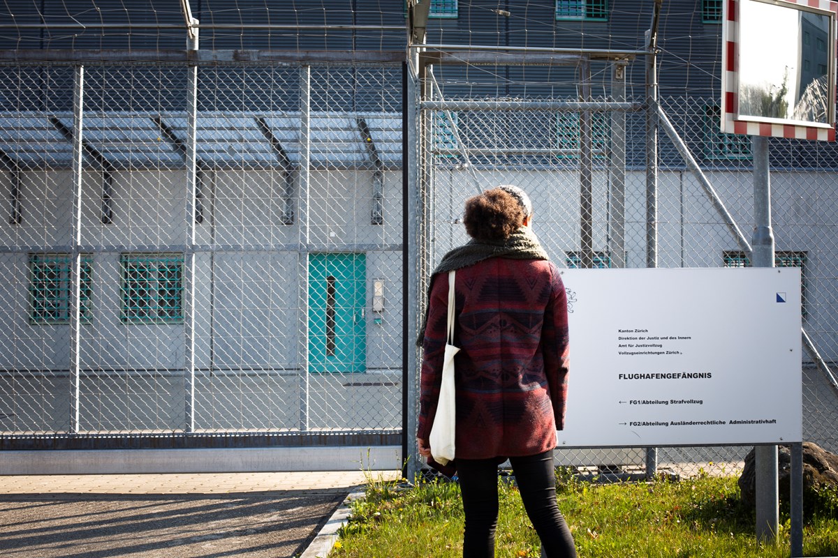 Gitter wohin das Auge reicht. Das Flughafengefängnis liegt gleich neben dem Ausschaffungsgefängnis.