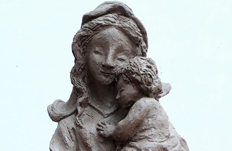 Nachgebildete Madonna-Figur aus Ton.