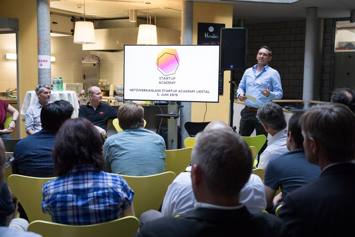 An einem Netzwerkanlass der Startup Academy Liestal stellt Moritz Kistenmacher Chris Henn (in der Mitte sitzend) vom Startup «Inside Reality» vor.