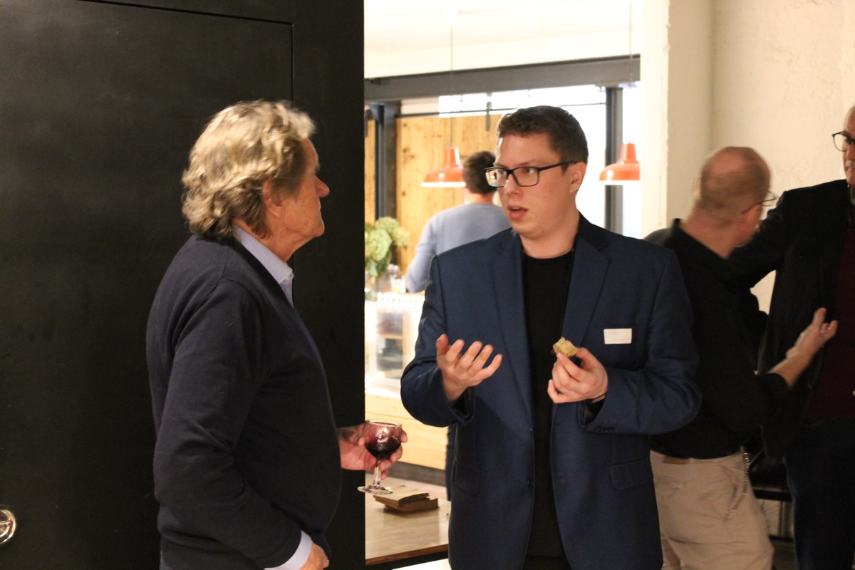 Lukas Blumer nach seiner Präsentation im Gespräch mit einem Teilnehmer des Netzwerkanlasses.