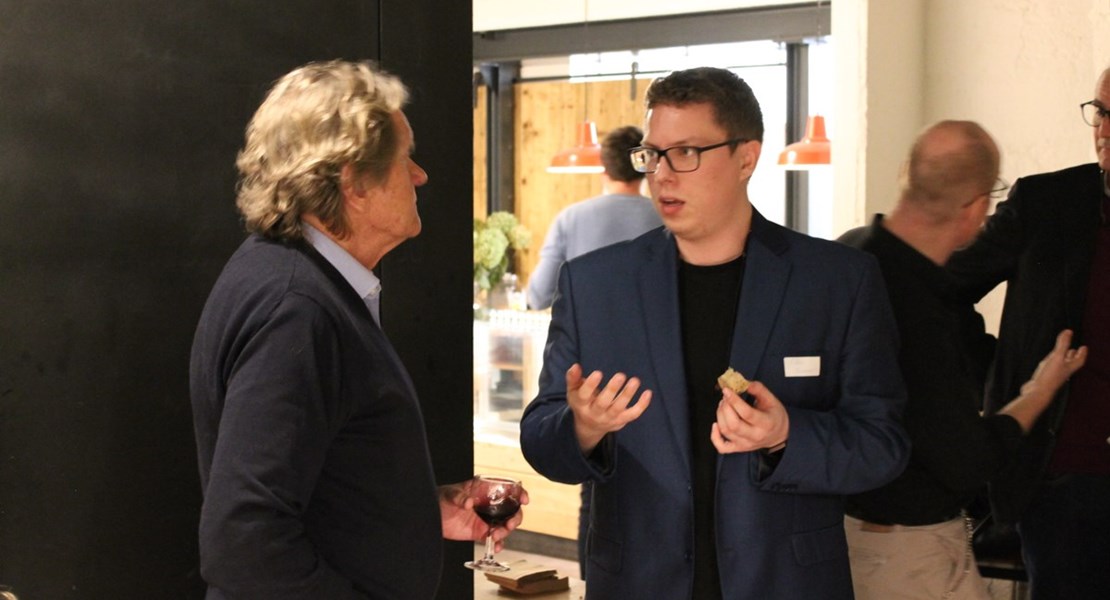 Lukas Blumer nach seiner Präsentation im Gespräch mit einem Teilnehmer des Netzwerkanlasses. Lukas Blumer nach seiner Präsentation im Gespräch mit einem Teilnehmer des Netzwerkanlasses.