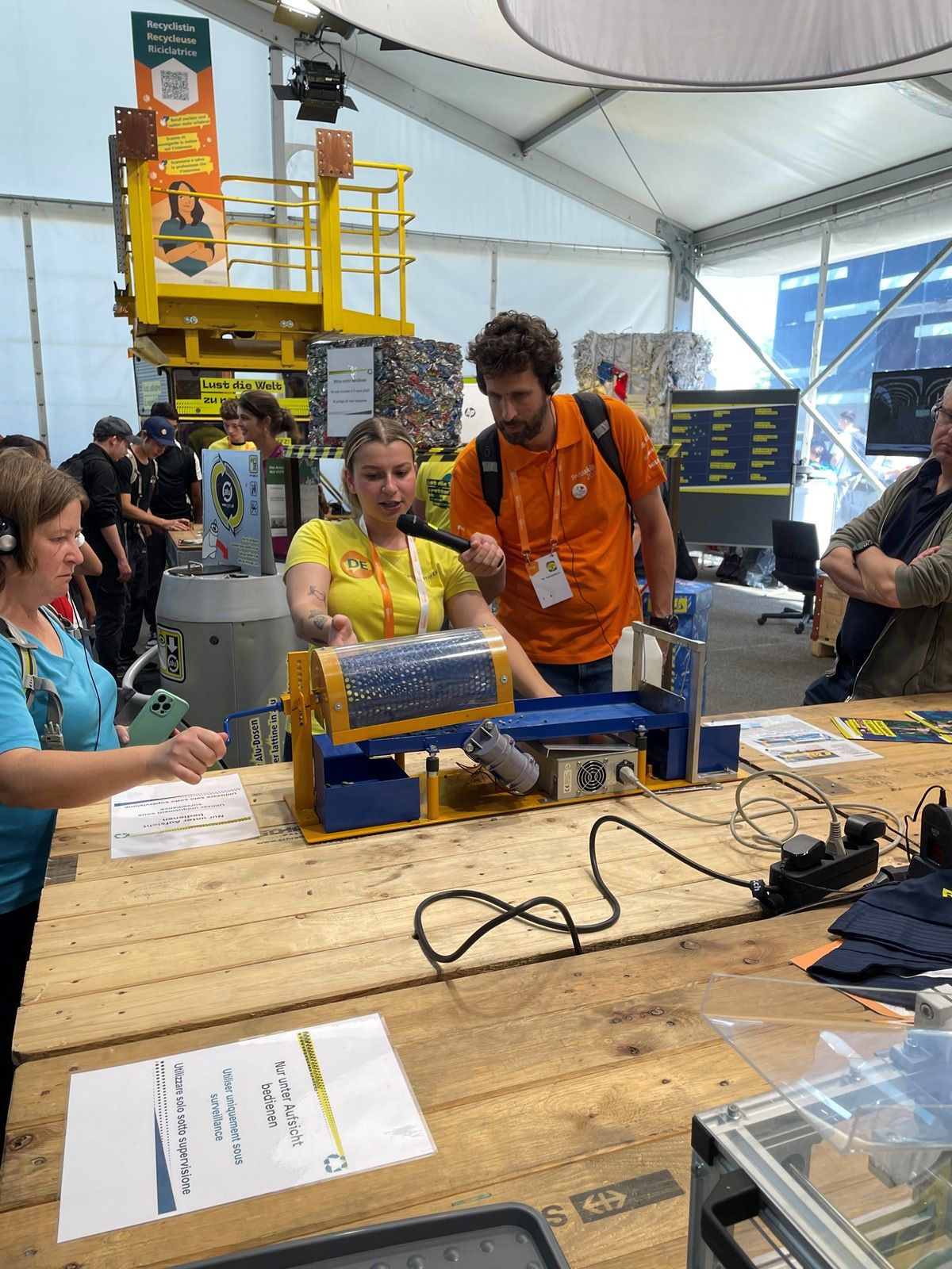 Simon Schmid mit seiner Gruppe am Stand "Recycling"