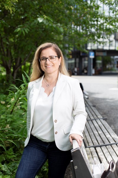 Mehr Grün in der Stadt, lautet eine ihrer Devisen: Stadtpräsidentin Maria Pappa vor dem St. Galler Rathaus.