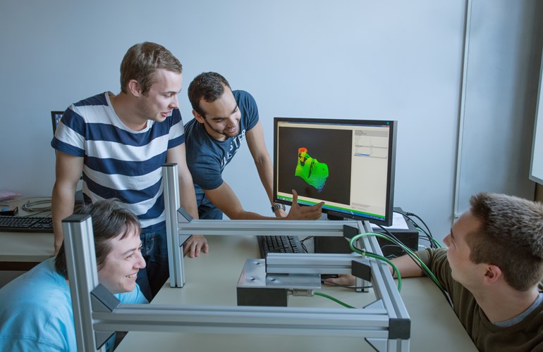 Die Studenten des Bachelorstudiums Photonic erarbeiten zusammen Streifenlicht.