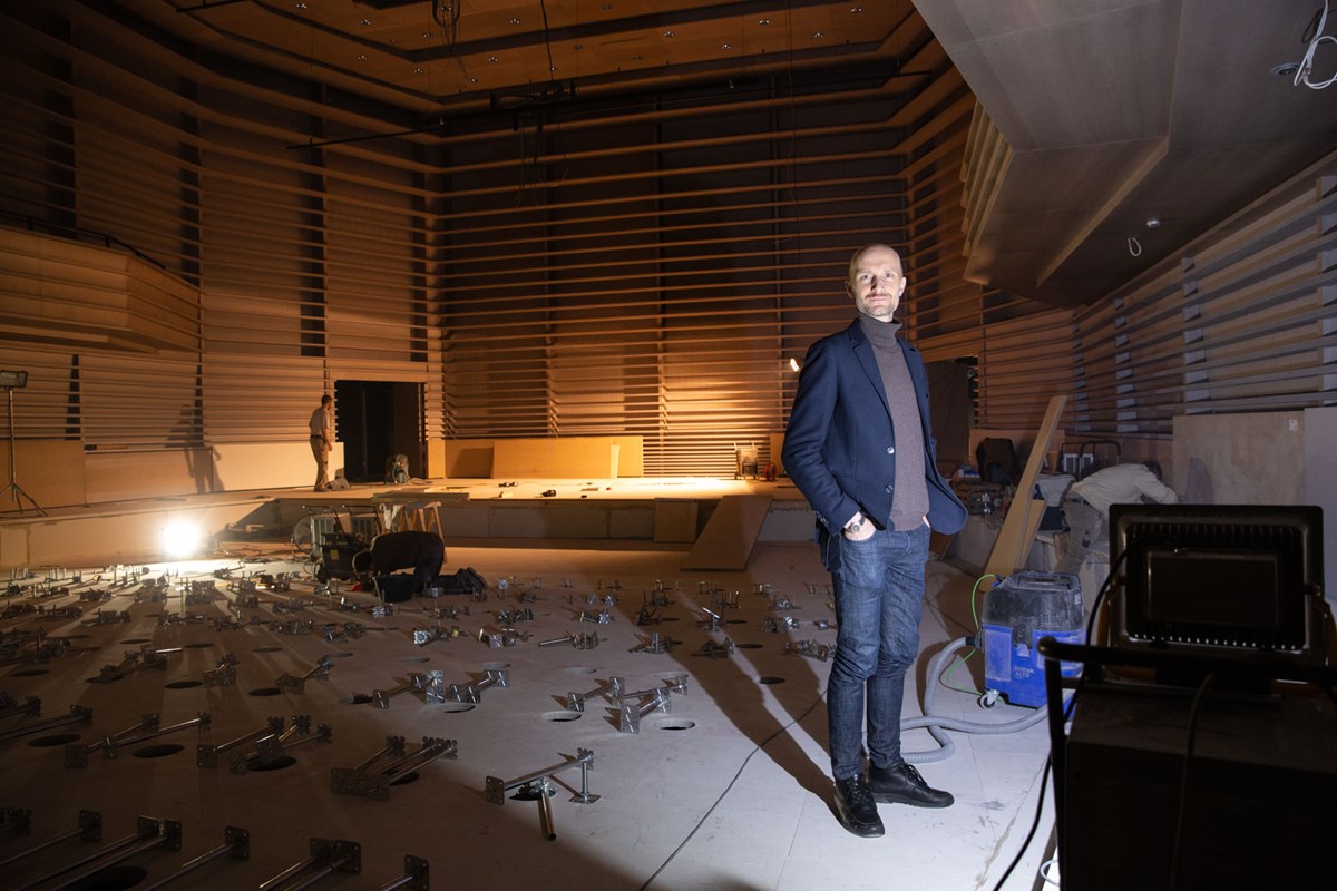 Valentin Gloor im fast fertigen Kammermusiksaal des Neubaus der Hochschule Luzern – Musik. Bild: Linda Pollari