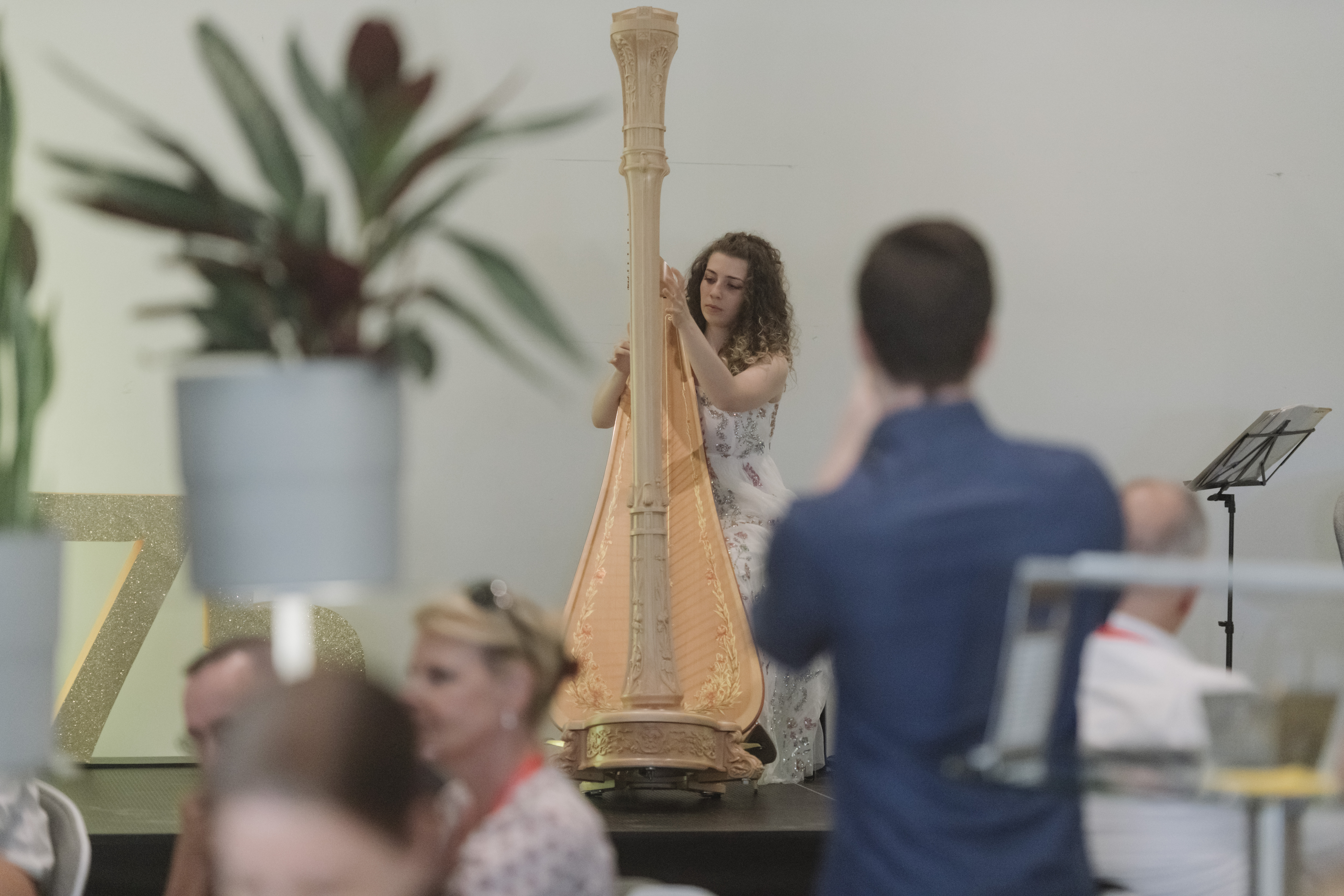 Jasmine Gitti an der Harfe