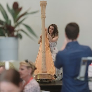 Jasmine Gitti an der Harfe