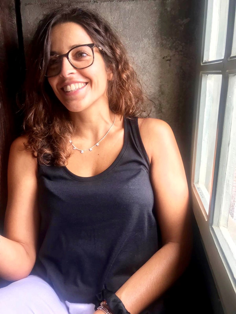 Sandra schätzt die wertvolle Zusammenarbeit und unterstützt auch gerne mal ihre Arbeitskolleginnen und -kollegen, wenn sie kann. Egal ob beim Pilates oder Spinning, beim Reisen, Lesen oder auch beim Zeitverbringen mit der Familie und Freunden - Sandra hat immer ein Lachen im Gesicht.