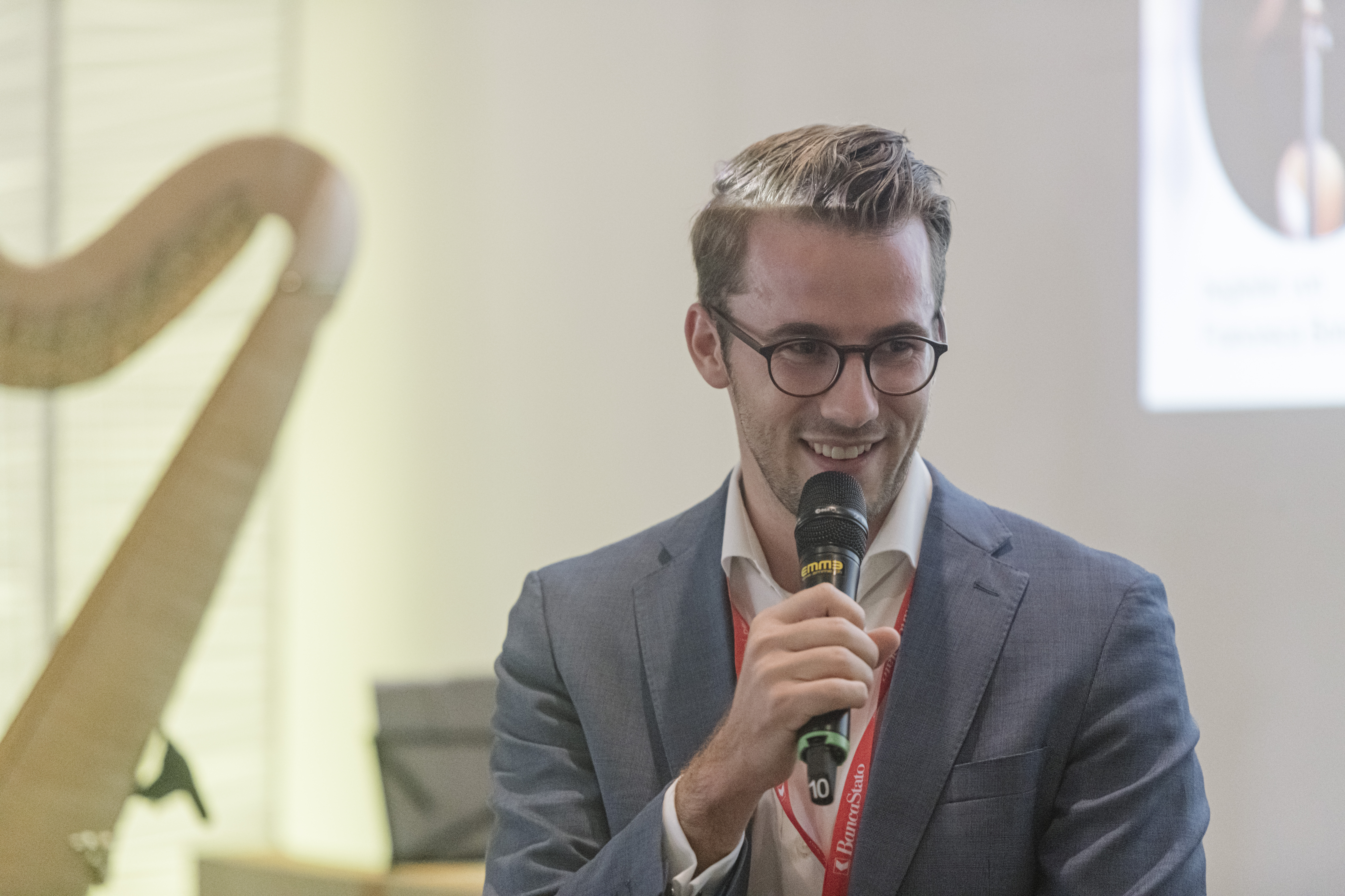 Andri Silberschmidt, Präsident FH SCHWEIZ begrüsst die Gäste