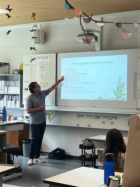 FH-Botschafter Daniel Nussbaumer zeigt die Übersicht der Schweizerischen Bildungslandschaft