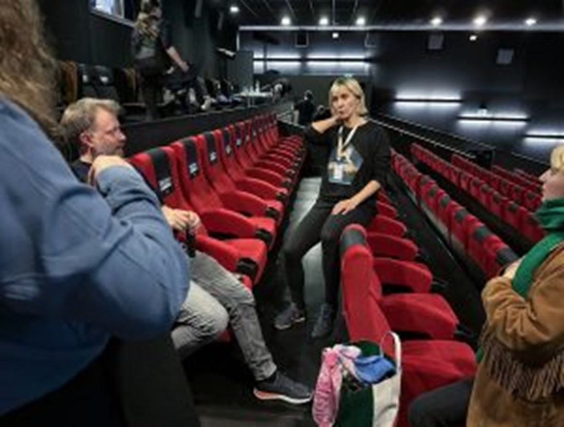 Nach dem Dolmetsch-Einsatz – Nachbesprechung mit den Organisator:innen des Internationalen Kurzfilmfestivals Winterthur (v.l.n.: Lena Küng, Bernhard Michel, Lynn Gerlach, Sarah Christen)