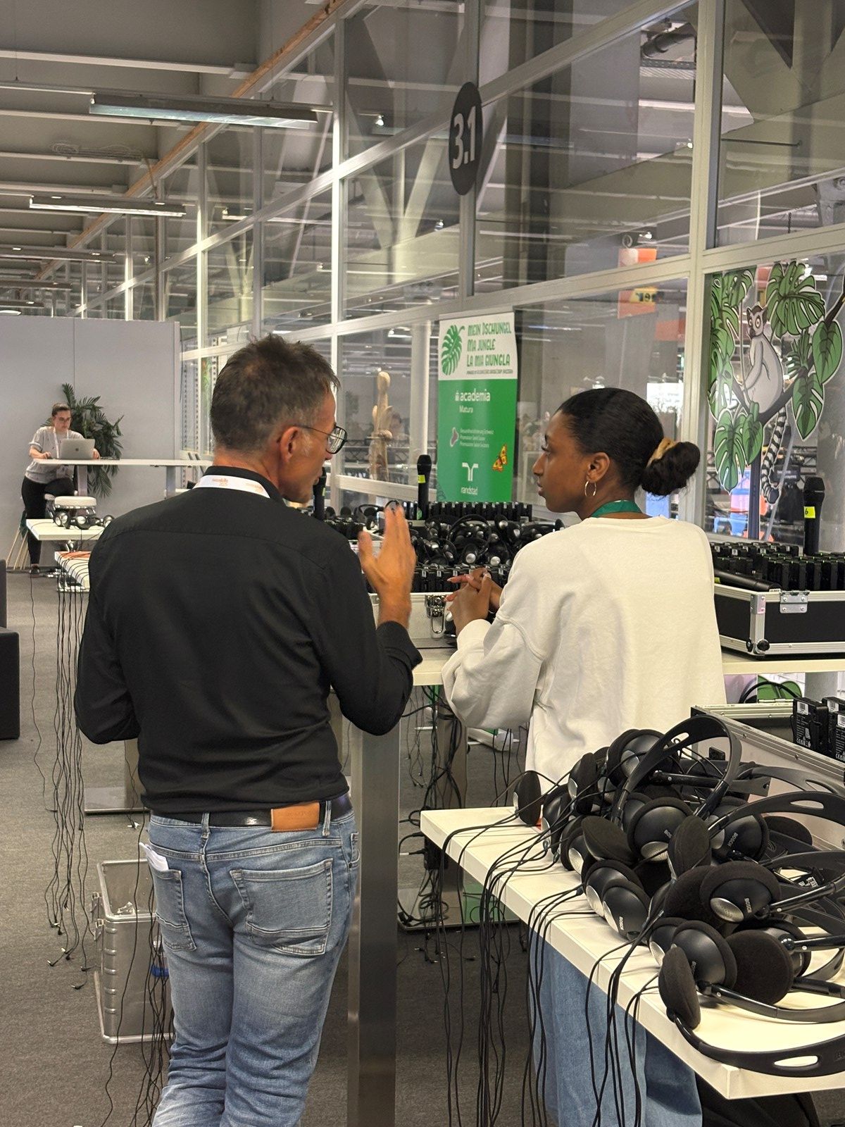 Die Gäste wurden mit Kopfhörern ausgestattet