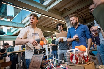 Eine Maschine bauen, die drei Luftballone aufblasen kann... (Bild: Christoph Kaminski) 