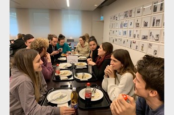 Mal Pause: Es liegt auf der Hand: Über Mittag im "Inside"-Personalrestaurant Insights austauschen. 