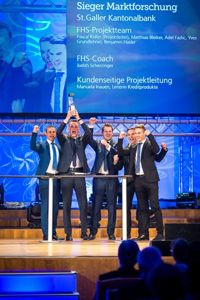 Das Siegerteam des WTT YOUNG LEADER AWARD 2019: Adel Fazlic, Pascal Koller (mit Pokal), Yves Grundlehner, Matthias Bleiker und Benjamin Hasler (v.l.n.r)