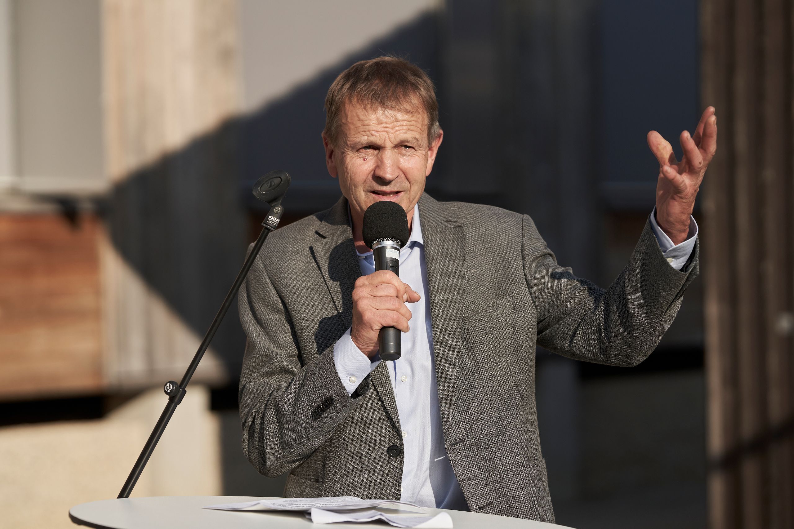 «Um den Schweizer Rohstoff Holz zu fördern, habe ich gemeinsam mit Ständerat Jakob Stark, die gleichlautende Motion ‹Erforschung und Innovation des Werkstoffs Holz für den Einsatz im Infrastrukturbau als Dekarbonisierungsbeitrag›.» Erich von Siebenthal, Nationalrat und Präsident Lignum Holzwirtschaft Bern