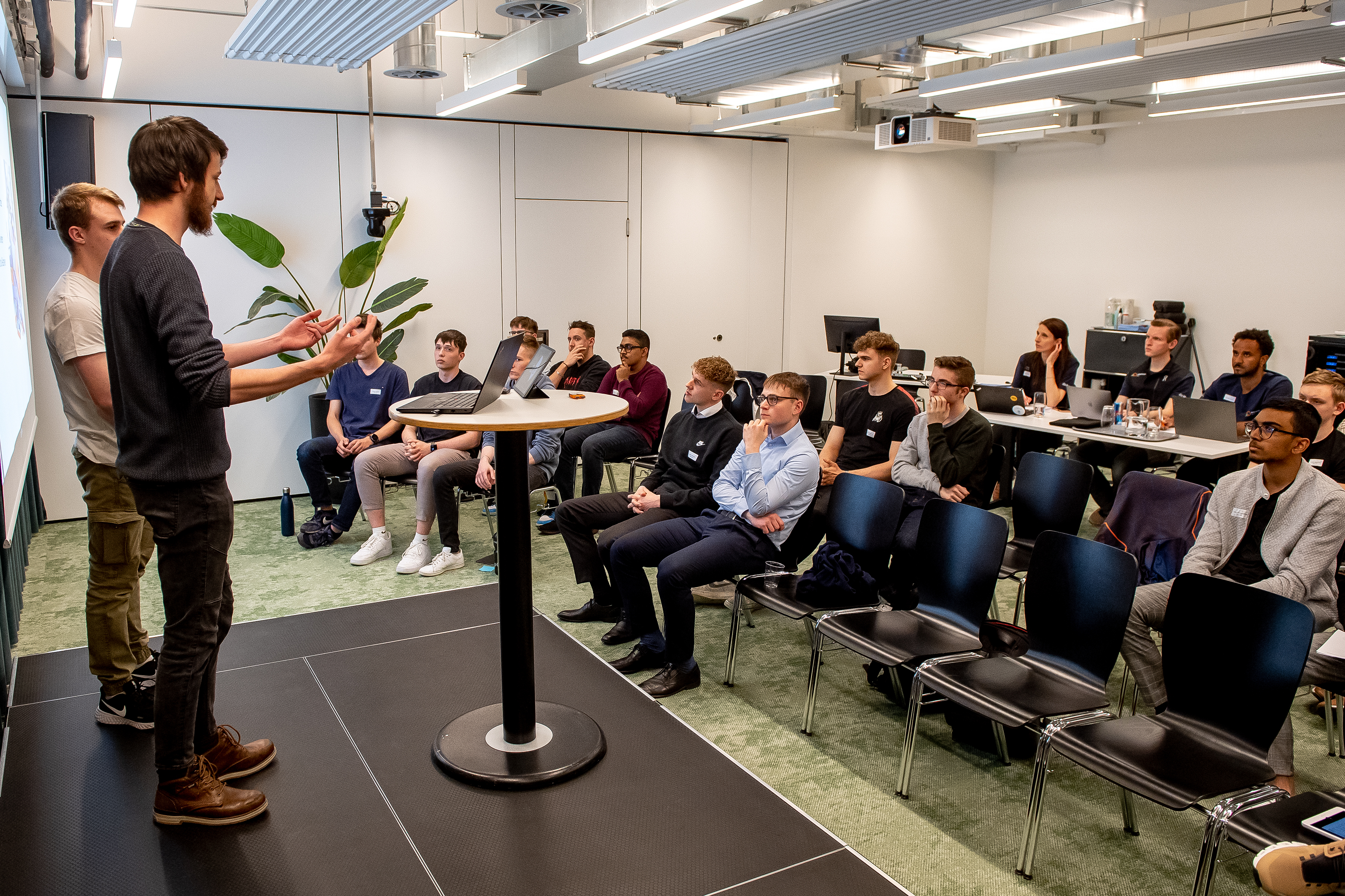 Ein Team präsentiert seine Idee am Selektionstag in Bern, Foto: Patric Spahni
