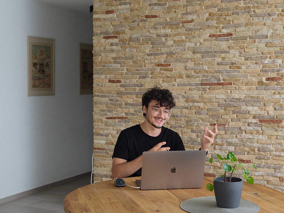 «Dank dem Wissen, das ich mir im Grundstudium aneignen konnte, kann ich andere ans Programmieren heranführen», sagt Daniel Stefania. Ein Kurs von Startup Campus half ihm, seine Idee vom eigenen Startup umzusetzen. 